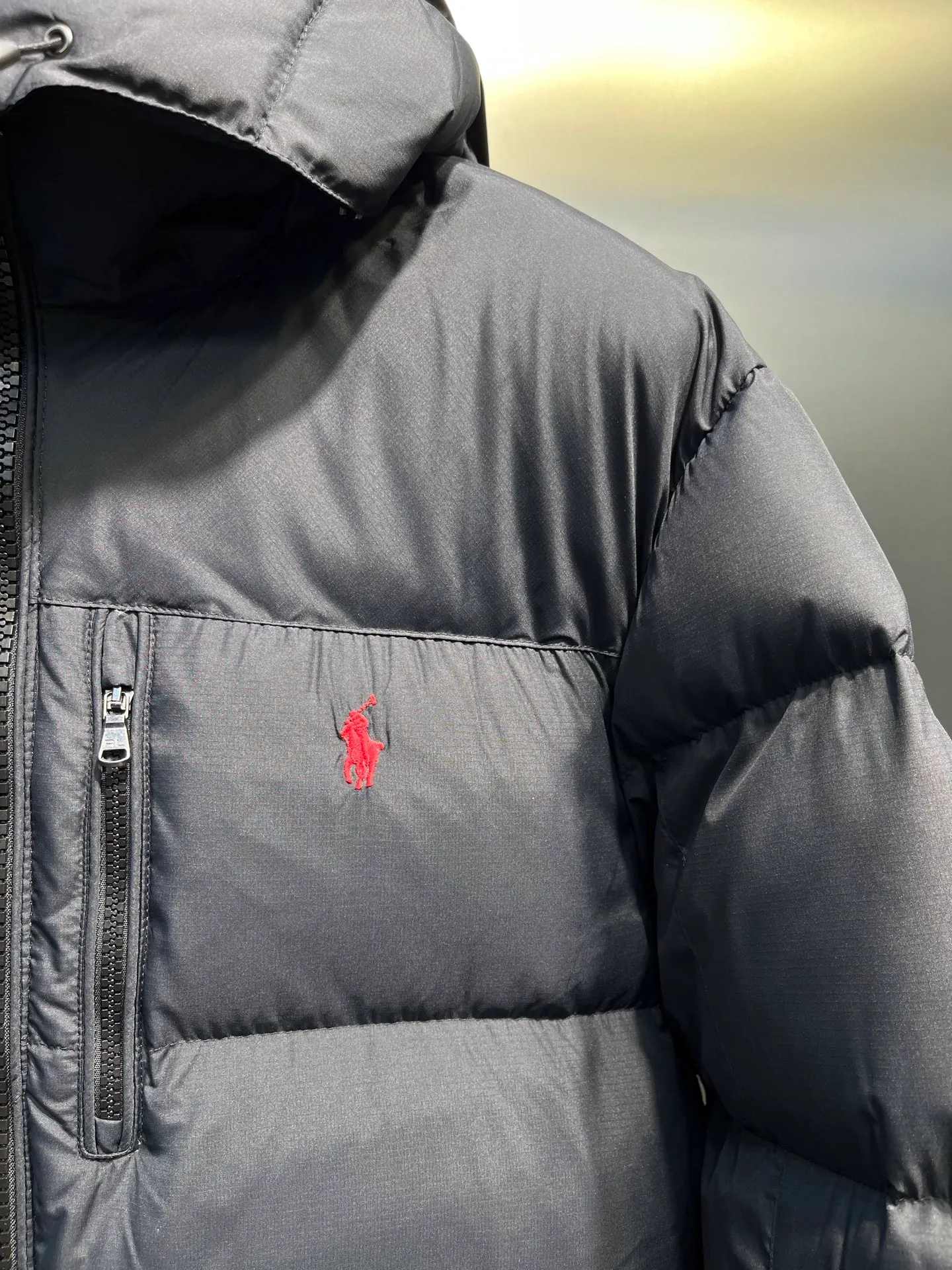 P980 Ralph Lauren polo unisex matte down jacket. Ralph is going crazy this year. The upper body fabric of major internet celebrities has a double-layer shin feel, which is full of weight! It's not as heavy as a regular jacket, and the ordinary cotton material feels really different. This one is super comfortable, soft and stylish, and has a green plaid interior that has a retro movie fashion feel! ✅Original custom-made 40D plaid four-level waterproof fabric, waterproof and anti-static fabric, exclusively using the original single-layer fabric method. The use of single-layer fabric has tested that the fabric and down must meet the standards to prevent velvet running, and ensure the feel and bulkiness. The interior is made of nylon double-layer sealing design, which will not cause any velvet running phenomenon. The adjustable hem with built-in drawstring buckle can prevent wind and cold. ✅ Silhouette jacket The upper body shape is super good, and the LOGO design on the chest is prominent. It is a style highly recommended by foreign bloggers. ✅Original original data layout, coordinated, loose, warm, fashionable, real original internal data, tolerant version. ✅Imported Behringer embroidery machine, custom-made 10,000-needle electric embroidery, using imported No. 7 needles, imported embroidery thread, ensuring that each word is full, three-dimensional and clear, and can be called the most expensive embroidery logo. ✅It is filled with national standard 80% white duck down, which has better thermal insulation performance, is light and not heavy, and has good fluff recovery after compression! ✅RDS certified high-quality 700 high fluffy white duck down filling ✅The zipper is customized from the Yoshida RL factory, with clear engravings and perfect and smooth texture ✅Accessories and buttons are all developed using the original version The fit is loose but not baggy. The size is just right and not picky. The dropped shoulder design modifies the shoulders without making them look bulky. This silhouette is a style that will never go out of style. The upper body is also very durable and recognizable. The loose and reasonable fit can be worn by both men and women. It is easy to create a clean and refreshing youthful look. Size: S M L XL XXL